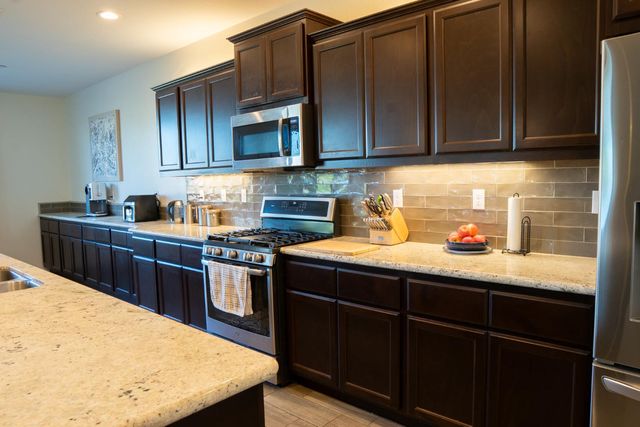 470 Daphne Lane, Lemoore, CA 93245