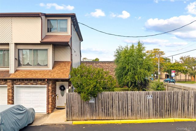 10 Lyndale Lane, Staten Island, NY 10312