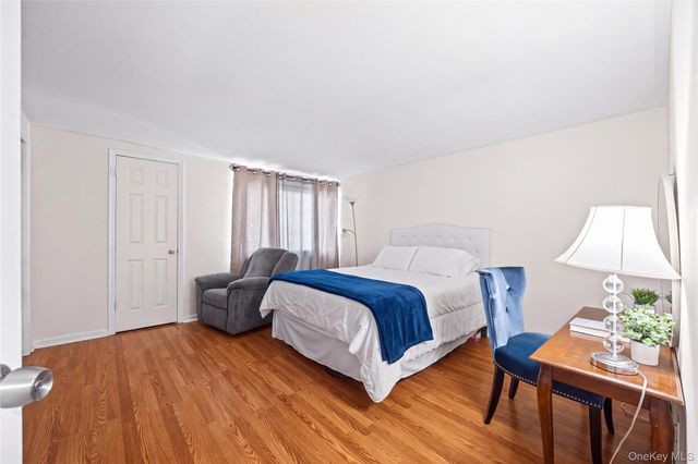 10 Lyndale Lane, Staten Island, NY 10312