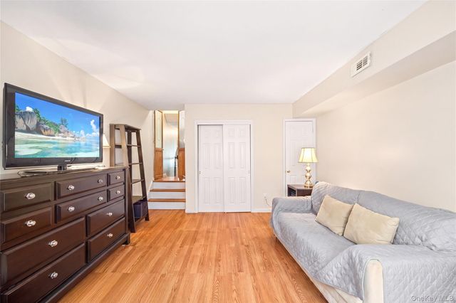 10 Lyndale Lane, Staten Island, NY 10312
