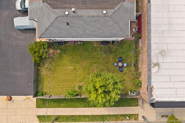 10 Lyndale Lane, Staten Island, NY 10312