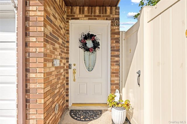 10 Lyndale Lane, Staten Island, NY 10312