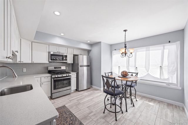 10 Lyndale Lane, Staten Island, NY 10312