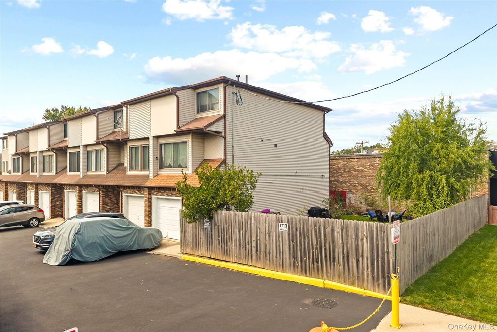10 Lyndale Lane, Staten Island, NY 10312