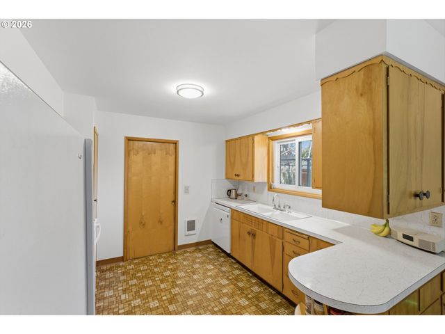 11842 Se GRANT St, Portland, OR 97216