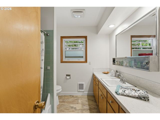 11842 Se GRANT St, Portland, OR 97216
