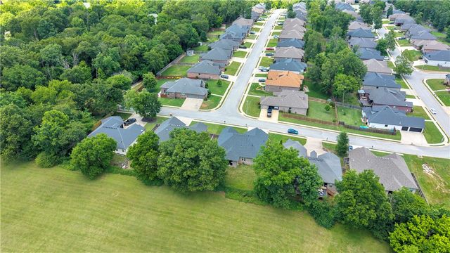 805 Ravine Street, Cave Springs, AR 72718