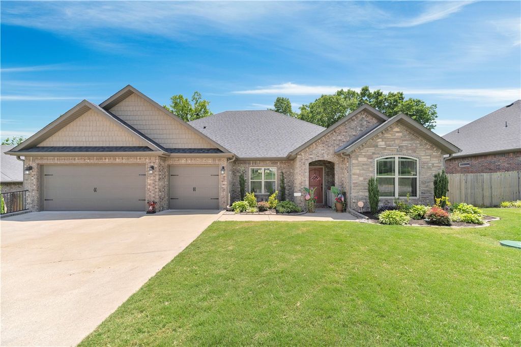 805 Ravine Street, Cave Springs, AR 72718