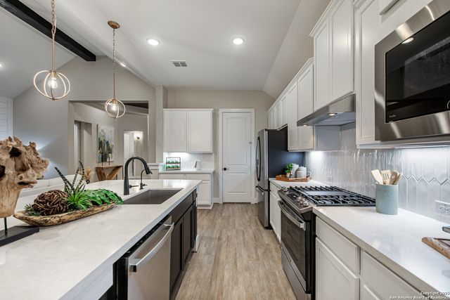 137 Mason Lane, Castroville, TX 78009