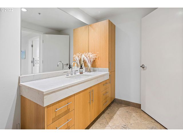 1930 S River Dr W1001, Portland, OR 97201