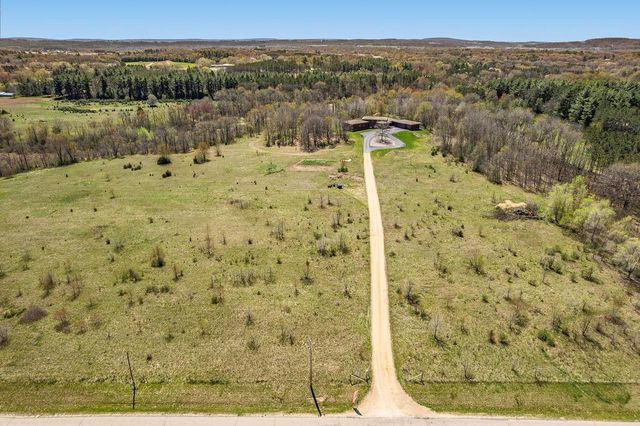 E7521 N Reedsburg Road, Reedsburg, WI 53959