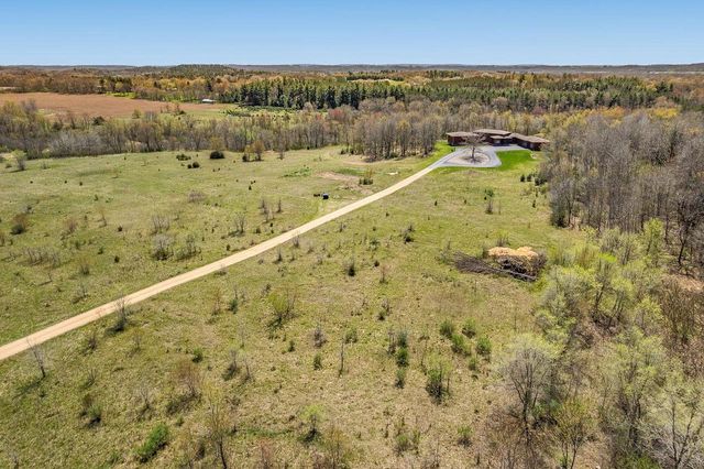 E7521 N Reedsburg Road, Reedsburg, WI 53959