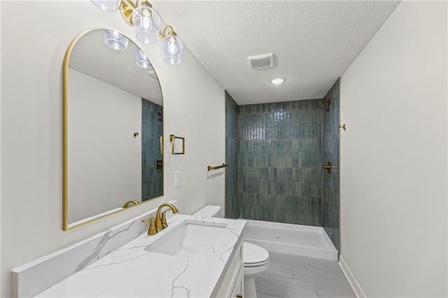 4467 Tee Box Drive, Basehor, KS 66007