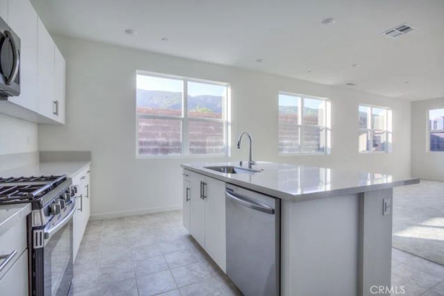 15812 Caterpillar Dr, Fontana, CA 92336