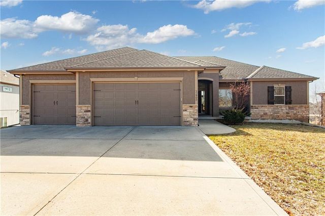 22905 E 42nd St Court, Blue Springs, MO 64015