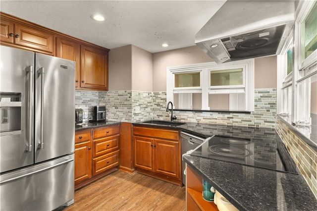 22905 E 42nd St Court, Blue Springs, MO 64015