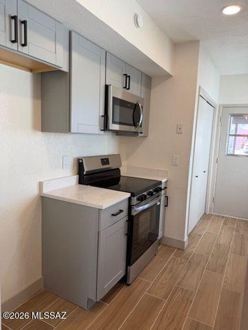 382 N Calle Del Chancero, Green Valley, AZ 85614