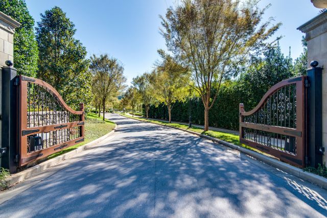 1040 Falling Leaf Cir, Brentwood, TN 37027