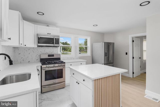 110 W BROAD ST, Paulsboro, NJ 08066