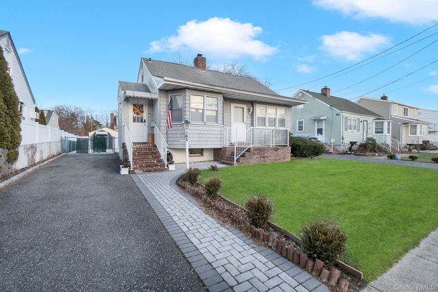 18 Cambridge Avenue, Bethpage, NY 11714