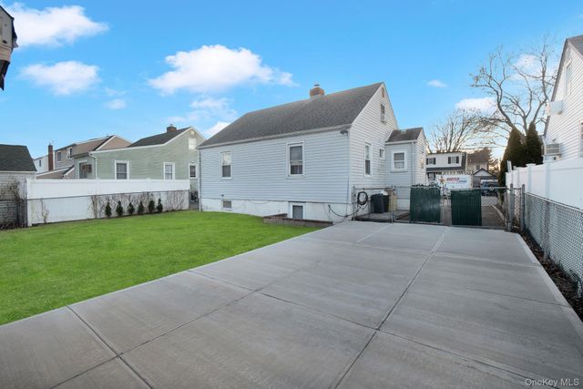 18 Cambridge Avenue, Bethpage, NY 11714