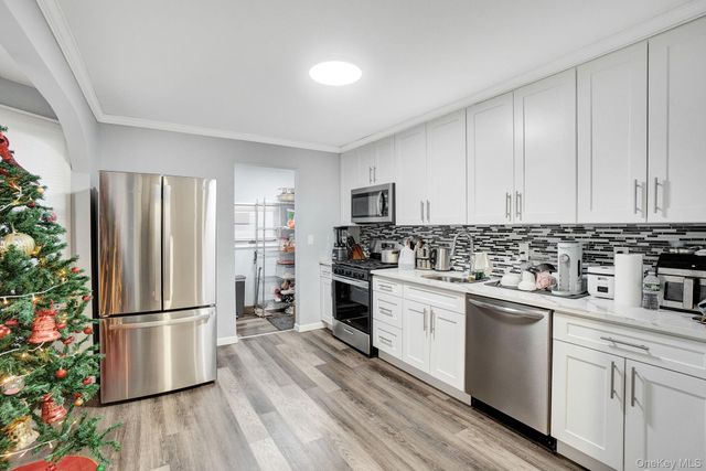 18 Cambridge Avenue, Bethpage, NY 11714