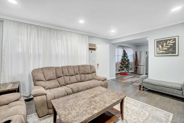 18 Cambridge Avenue, Bethpage, NY 11714