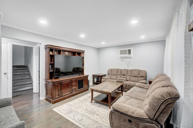 18 Cambridge Avenue, Bethpage, NY 11714