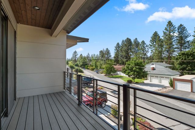 8928 E South Riverway Ave, Millwood, WA 99212