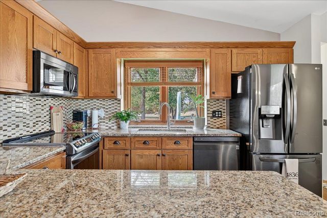 198 Morgan Hill Drive, Orion Charter Township, MI 48360