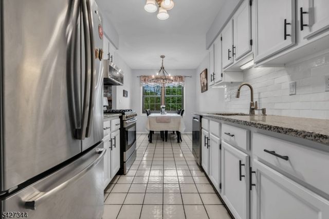 27 Manor Dr, Hillsborough Twp., NJ 08844