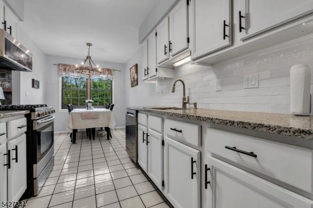 27 Manor Dr, Hillsborough Twp., NJ 08844