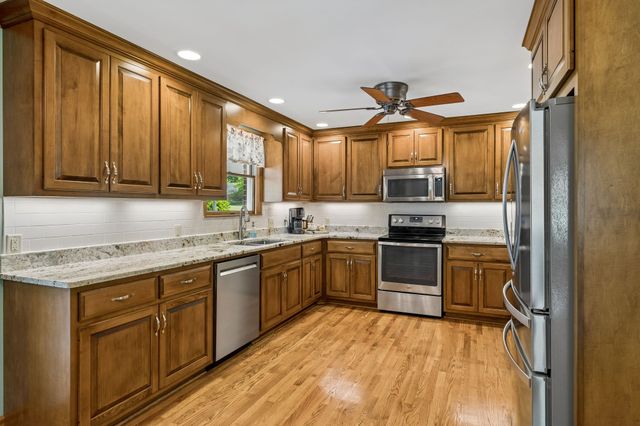 12 Charles Apple Ln, Brush Creek, TN 38547