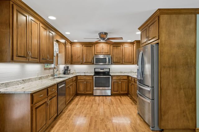12 Charles Apple Ln, Brush Creek, TN 38547