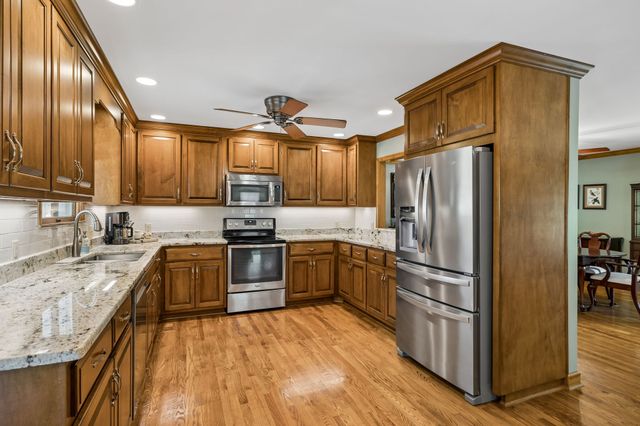 12 Charles Apple Ln, Brush Creek, TN 38547
