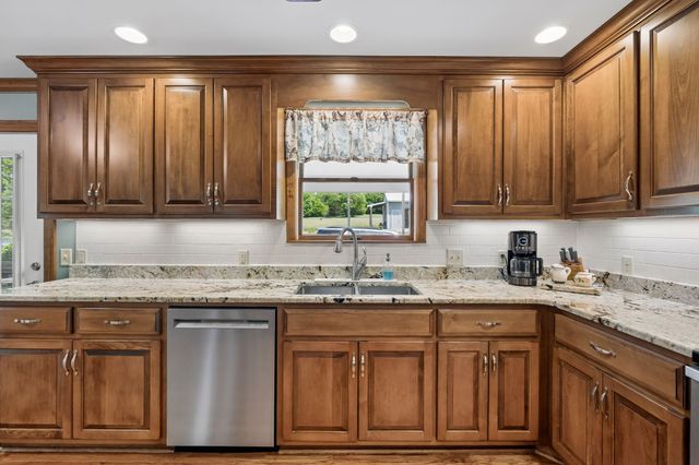 12 Charles Apple Ln, Brush Creek, TN 38547
