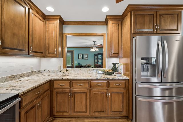 12 Charles Apple Ln, Brush Creek, TN 38547