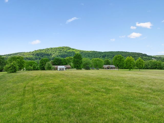 12 Charles Apple Ln, Brush Creek, TN 38547