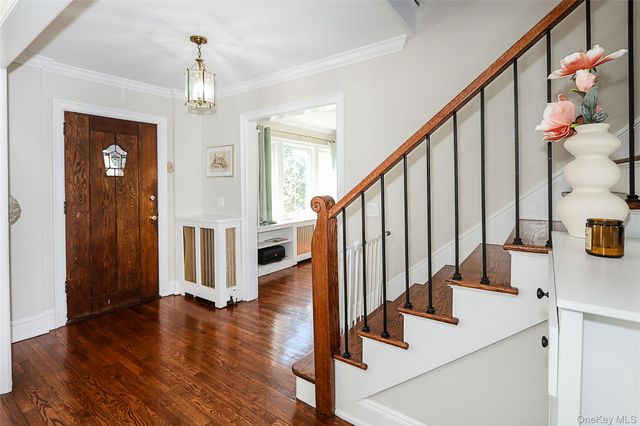 60 Roosevelt Avenue, Glen Head, NY 11545