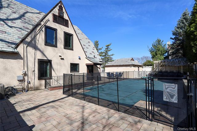 60 Roosevelt Avenue, Glen Head, NY 11545