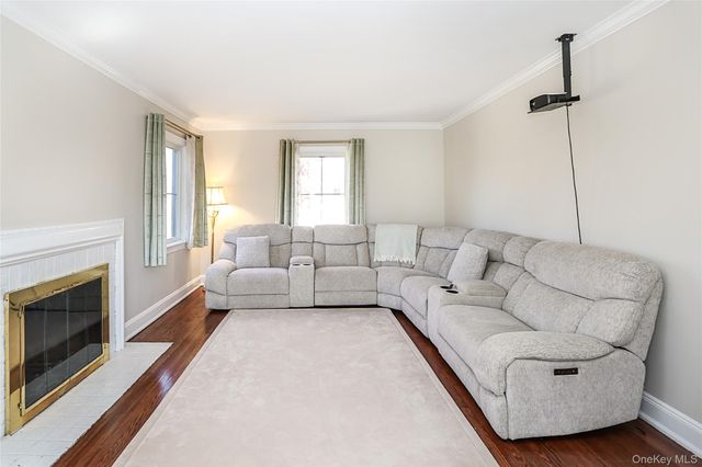 60 Roosevelt Avenue, Glen Head, NY 11545