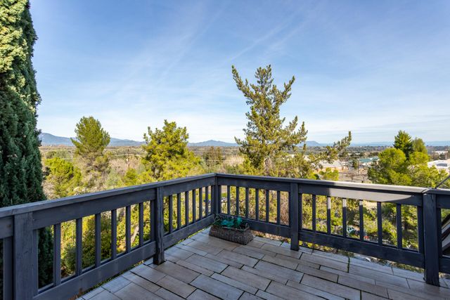 1025 Chardonnay Walk, Redding, CA 96001