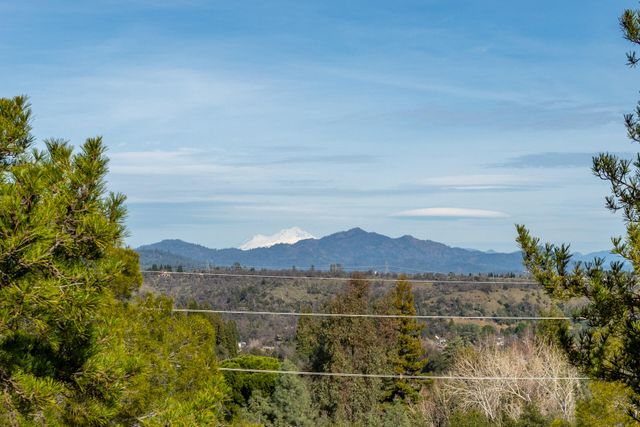 1025 Chardonnay Walk, Redding, CA 96001