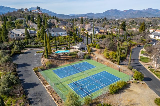 1025 Chardonnay Walk, Redding, CA 96001