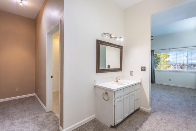 1025 Chardonnay Walk, Redding, CA 96001