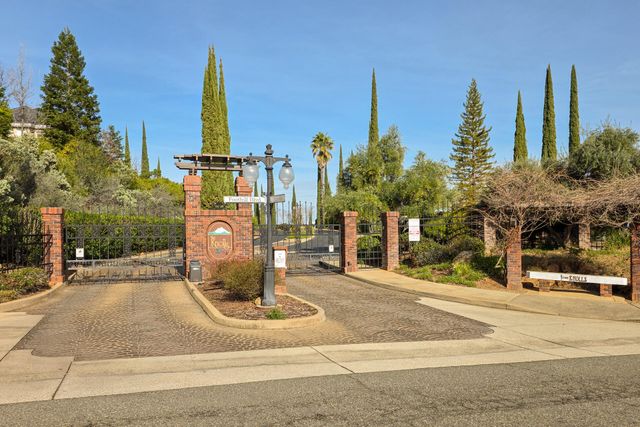 1025 Chardonnay Walk, Redding, CA 96001