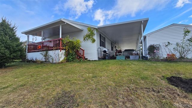 115 Pine Lakes Drive W, Lapeer, MI 48446