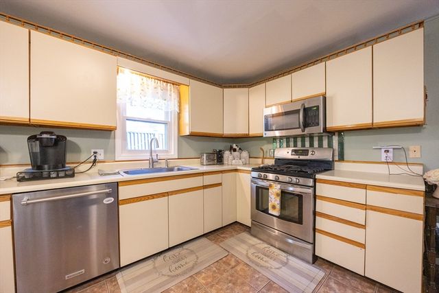 11 Edgeworth Street, Billerica, MA 01821