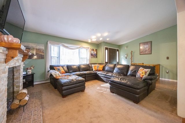 11 Edgeworth Street, Billerica, MA 01821