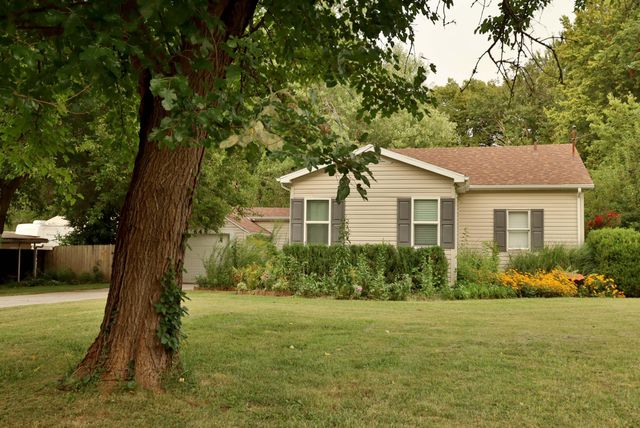 648 S Peach Tree Avenue, Springfield, MO 65802